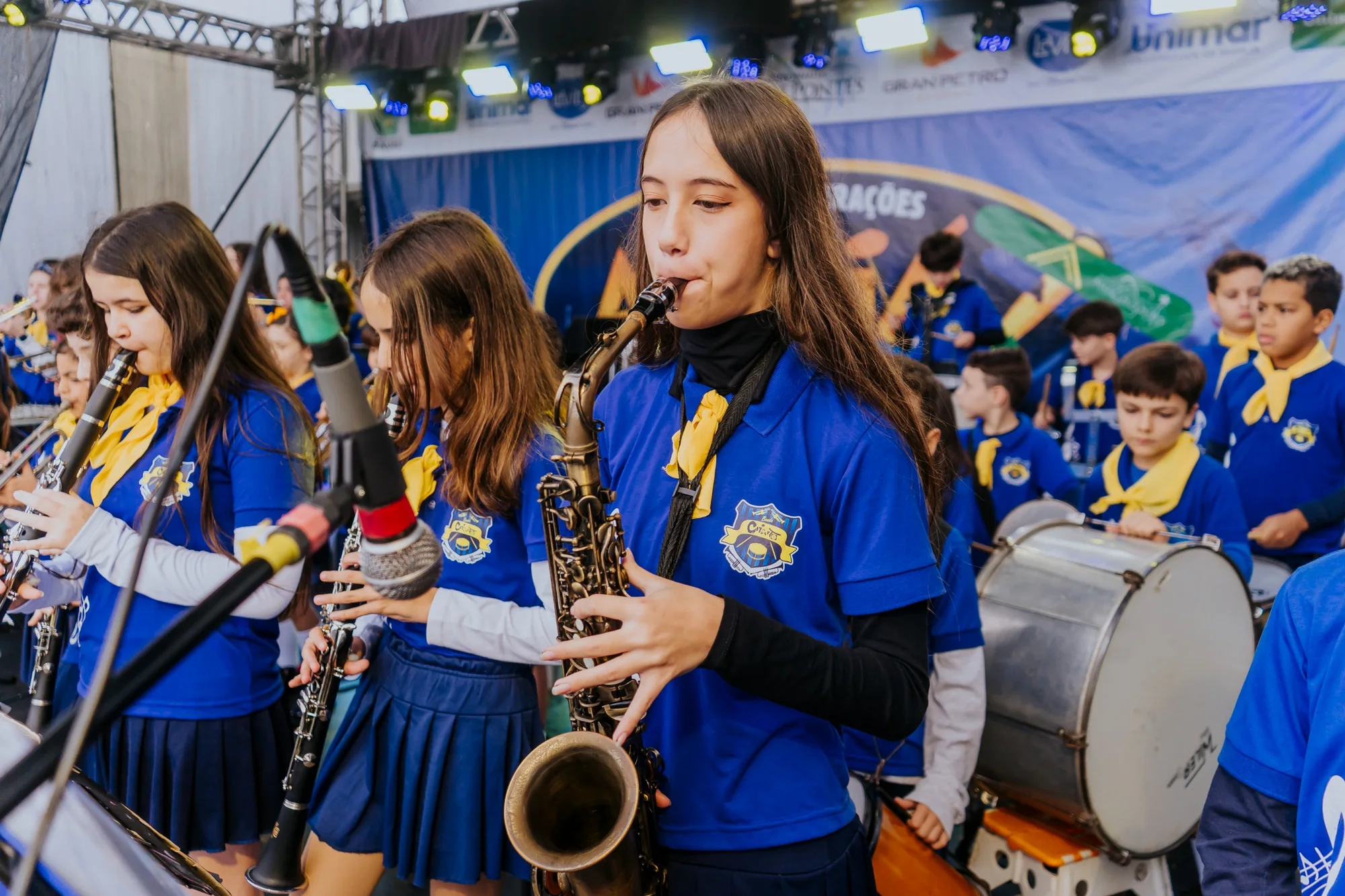 Alunos da banda da Escola Criarte tocando instrumentos em apresentação
