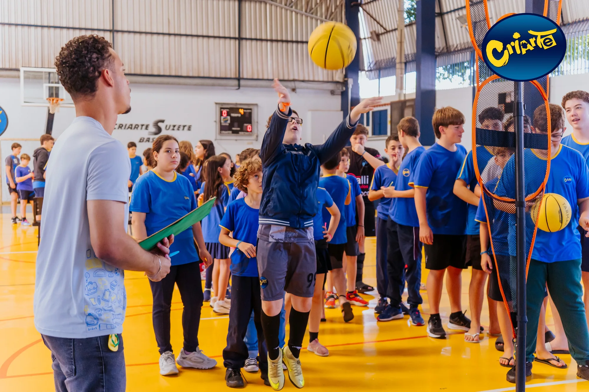 Estudantes participando de atividade esportiva na quadra da escola