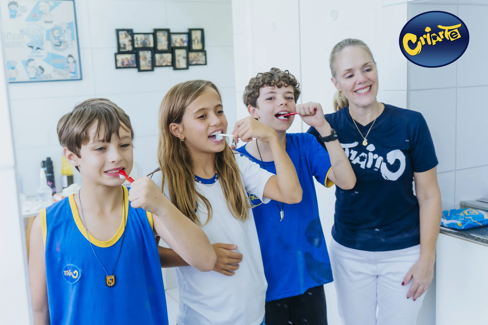 Alunos participando de atividade de orientação sobre saúde bucal