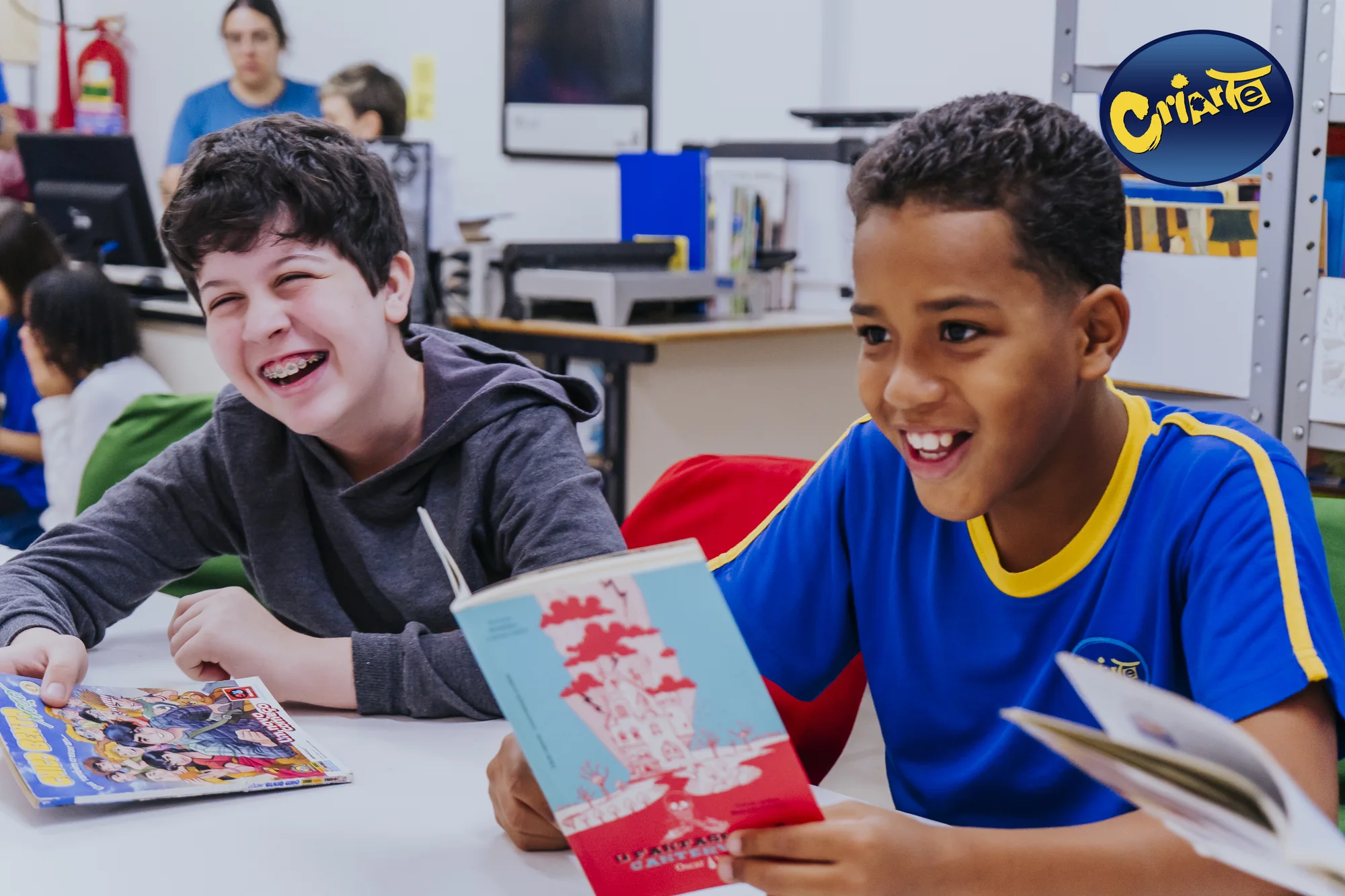 Estudantes do Ensino Fundamental lendo juntos na biblioteca